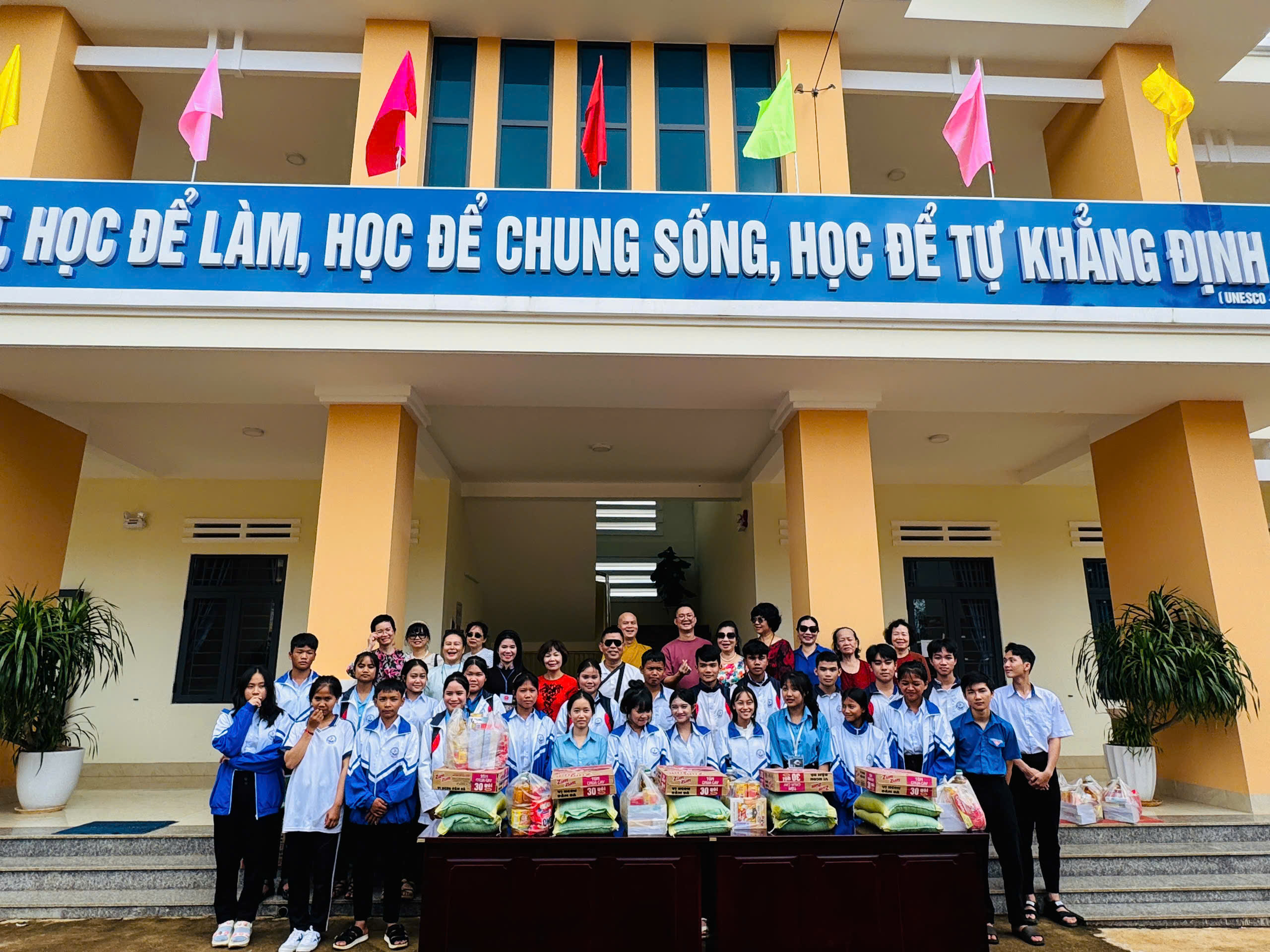 Chùa Mỹ Thạch – Phước Viên khai mạc khóa tu và tặng quà học sinh